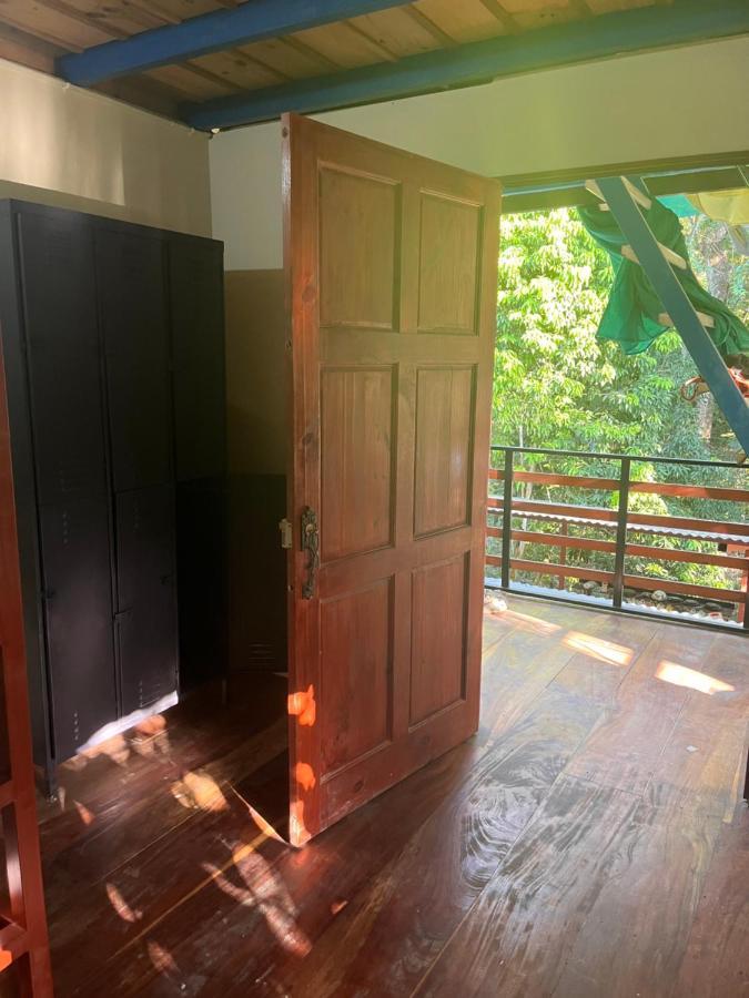Hostel Tuanis Surf Camp Playa Santa Teresa  エクステリア 写真